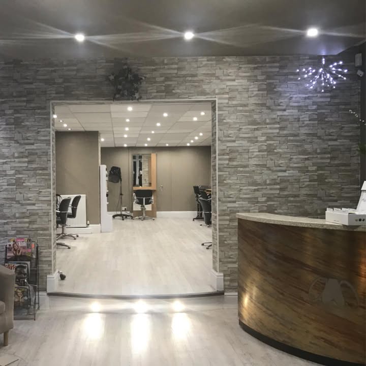 Wood reception and stone-effect wall inside Strands